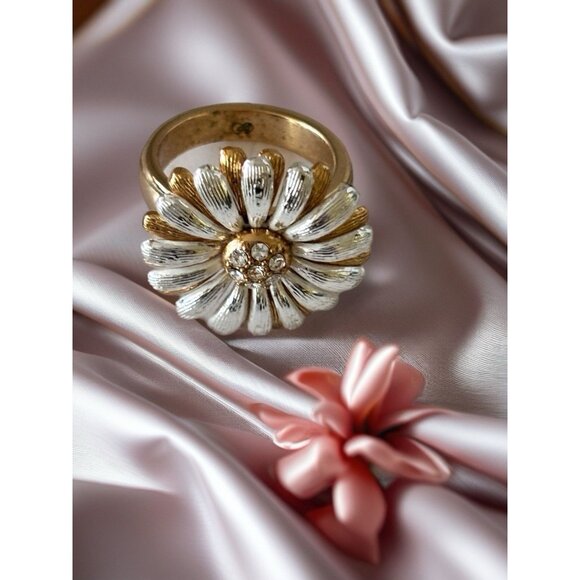 Brighton Petite Petal Ring NWOT Size 6 - Picture 1 of 7